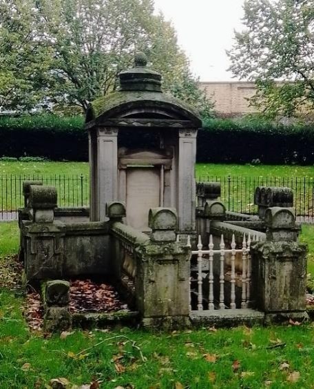 Photograph of the mausoleum of Sir John Sloane. The image shows the curved top that is said to have inspired the shape of the K2 phone kiosk