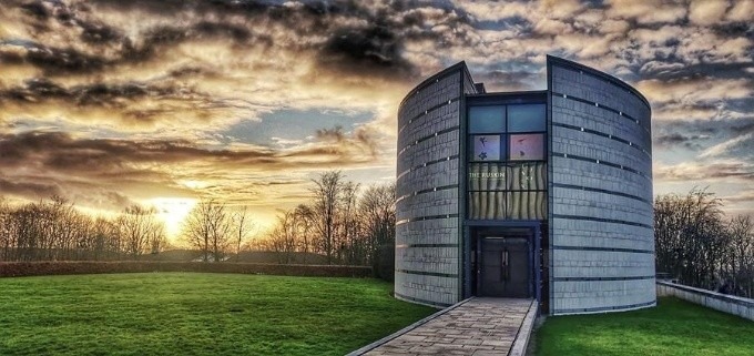 Photograph of the Ruskin Librarhy at the University of Lancaster showing a curved building.