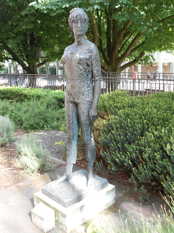 Statue of Elisabeth Frisk